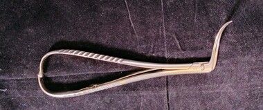 Instrument - Curved locking needle holder associated with Dr Felix Meyer, Jetter and Scheerer