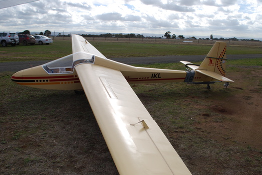 Side view of glider at rest