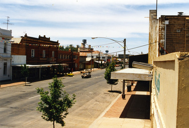 Looking down High Street looking at the shops and cars. Buildings include Bilton/Dillon building,  Westpac Bank, Globe Hotel, The Charlton Club, East Charlton Hotel.