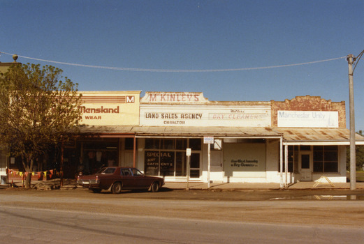 High St Charlton showing Eddie Harris Mensland, McKinleys Land Sales Agency, Hillier's Dry Cleaners and Manchester Unity Agency.