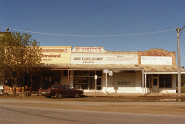 High St Charlton showing Eddie Harris Mensland, McKinleys Land Sales Agency, Hillier's Dry Cleaners and Manchester Unity Agency.