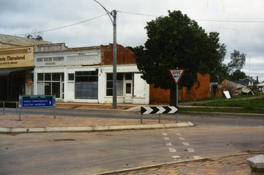 Photograph, West end Charlton High St c. 1987
