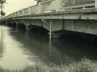 1973 flood. High water depth under Paterson Bridge.