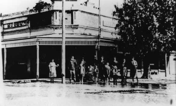 1923 Flood, Telegraph Hote, Armstrong Street, Charlton. 15 People standing in front of hotel.