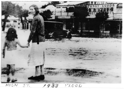 Mrs Barber and daughter 1933 flood at War Memorial corner