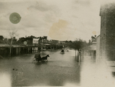 Flood of High St, Charlton, Horse drawn carriages in street