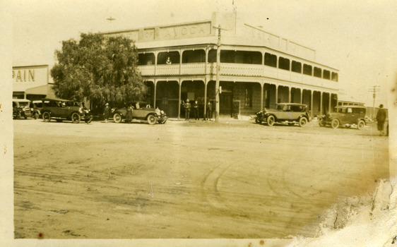 Two storey hotel, "Vale of Avoca" with a number of cars in front.