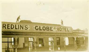 Photograph - 1933 Flood - Credlins Globe Hotel, 01/05/2008
