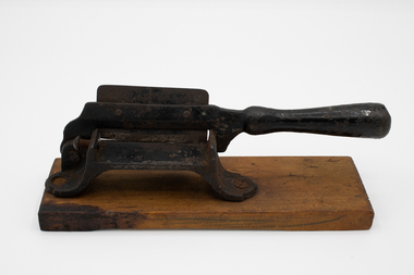Functional object - Metal Hand Cutter