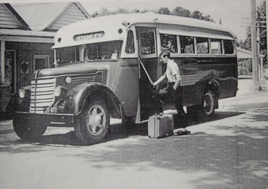 Photograph, Percy Hill's Stanley-Beechworth Bus