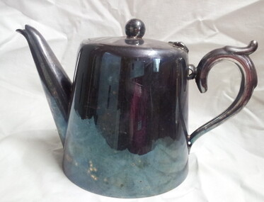 silver tea pot