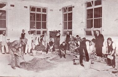 Photograph: Bricklaying Class at Collingwood Technical School 1914