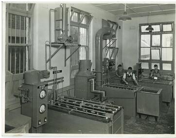 Photograph: CTS 1940 Electroplating and polishing students, rPhotograph: CTS 1940 Electroplating and polishing students