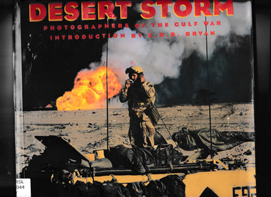 Book, Harry M Abrams, In the eye of Desert Storm photographers of the Gulf War, 1991