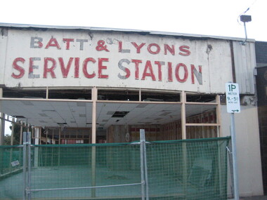 Photograph - Colour, Clare Gervasoni, Batt and Lyons Service Station, Ballarat, 20/03/2011