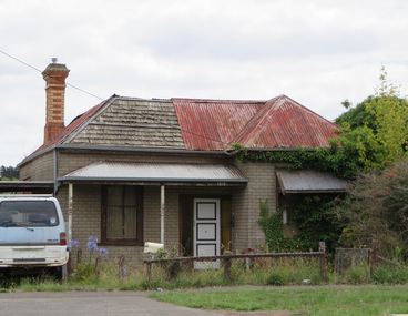 Photograph - colour, Clare Gervasoni, House with shingle roof in Lydiard (North) Street, Ballarat, 2014, 18/01/2015