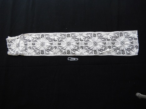 photograph of section of Valeniennes lace
