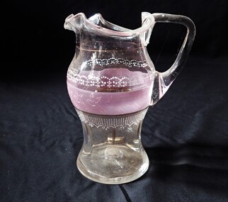 Pouring glass jug with pink ring