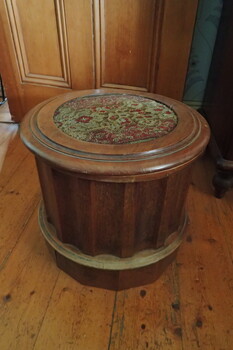 Lateral photograph of a commode