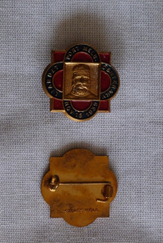 Both sides of a 1939 Liardet Port Melbourne Centenary badge. Front has the engraved image of a man with a full beard. The reverse side has a pin and clasp.
