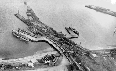 392 - Aerial photo showing the double-headed pier created by partially dismantled Railway Pier and partially built Station Pier, late 1920s