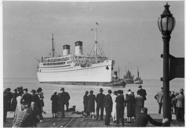 1191.02 - 'Monterey' approaching Station Pier 1932