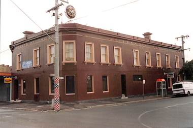 Photograph - Hibernian Hotel, corner Ross and Graham Streets, Port Melbourne, Ron Laing, 1990s