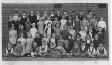 2335 -  Grade 2.  Graham St State School 1942