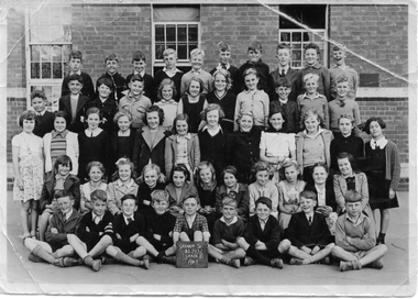 2236 - Grade 5.  Graham St State School 1945