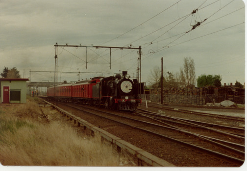 2359 - The last steam train travelling towards the city