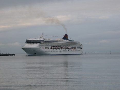 2362.02 - Cruise liner Star Leo arriving at Station Pier 02/05/2003