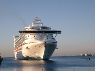2368 - Cruise liner Star Princess arriving at Station Pier 19/01/2004