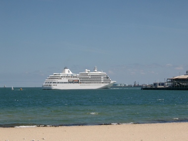 2369.01 - Cruise ship Silver Shadow approaching at Station Pier in 24/01/2004
