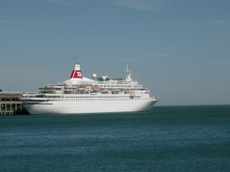 2377 - Cruise ship Black Watch berthed at Station Pier, March 2004
