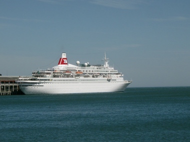 2377 - Cruise ship Black Watch berthed at Station Pier, March 2004