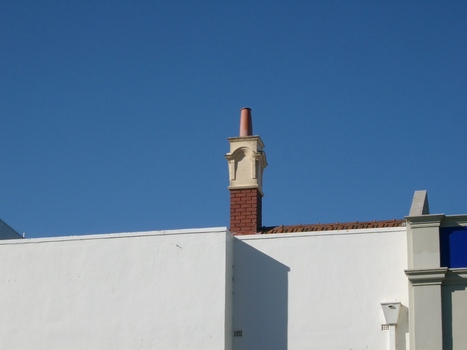 2392 - Art nouveau chimney of the Flower Hotel, Bay St, Port Melbourne