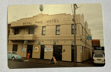 Two-storey Royal Mail Hotel on a street corner.