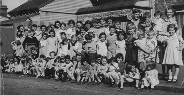2413.04 - A large group of children (and some parents) gathered outside cottage in Montague