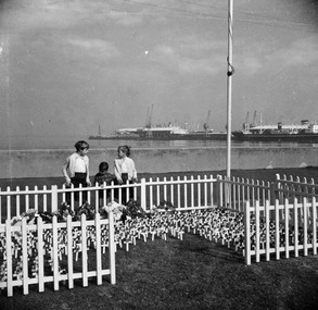 2622 - Joosten children, Anzac Day, Port Melbourne