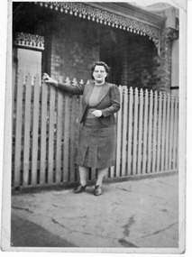3852.03 - Carmel Mowlam (formerly Congues) outside 35 Cruikshank Street in the 1940s