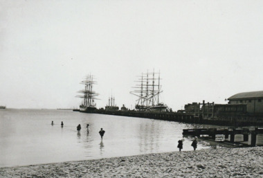 Postcard - Town Pier, Port Melbourne, 01: A H Harvey, .02: A C Green, 1890 - 1945
