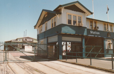 Photograph - Gatehouse, Station Pier, Port Melbourne, c.2000