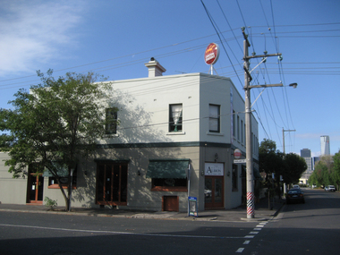 Photograph - Albion Hotel from across Raglan Street, David Thompson, 2007