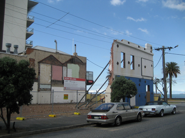 Photograph - Demolition of Sandridge Hotel, Port Melbourne, David Thompson, 2007