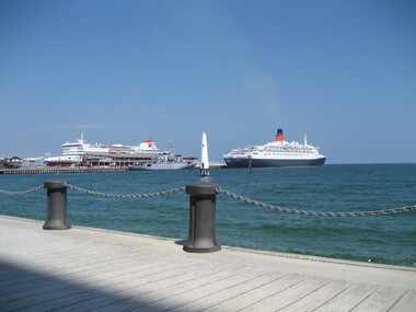 Photograph - QE2, Outer West, Station Pier, Port Melbourne, David Thompson, Feb 2007