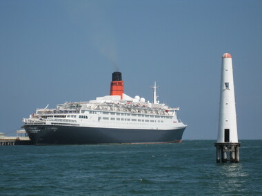 Photograph - QE2, Outer West, Station Pier, Port Melbourne, David Thompson, Feb 2007