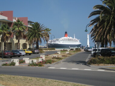 Photograph - QE2, Outer West, Station Pier, Port Melbourne, David Thompson, Feb 2007