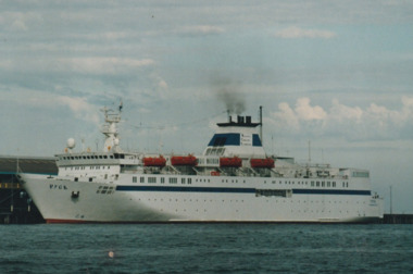 Photograph - Various cruise ships at Station Pier, Port Melbourne. Russ, Ron Laing, 1986 - 1999