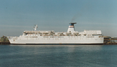 Photograph - Various ferries working from Station Pier, Port Melbourne. Pollux, Ron Laing, 1986 - 1999