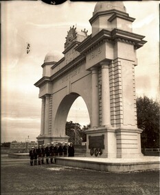 Arch of Victory & sailors